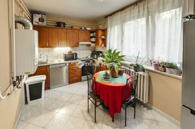 Eladó panellakás, Kecskeméten 58 M Ft, 3 szobás