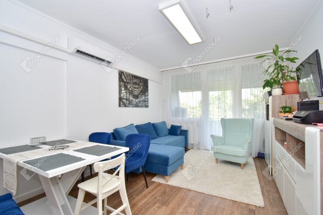 Eladó panellakás, Szegeden 65.99 M Ft, 4 szobás