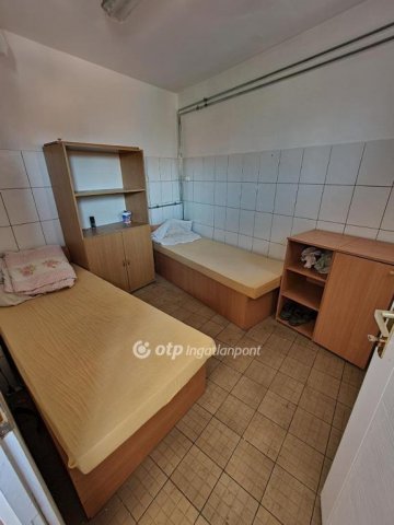 Eladó családi ház, Pápán 249 M Ft, 9+11 szobás