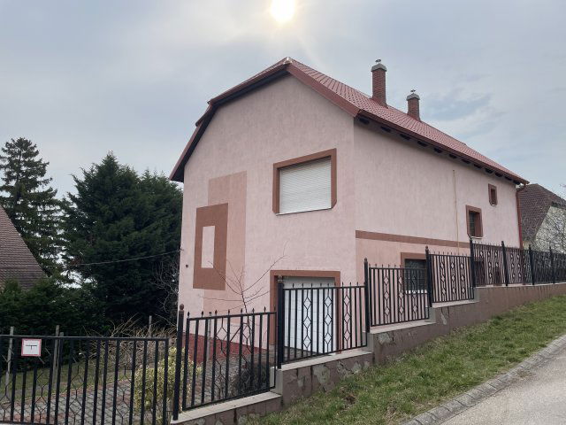 Eladó családi ház, Balatonalmádiban 138 M Ft, 4 szobás