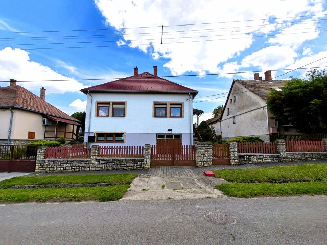 Eladó családi ház, Bonyhádon 75 M Ft, 5 szobás