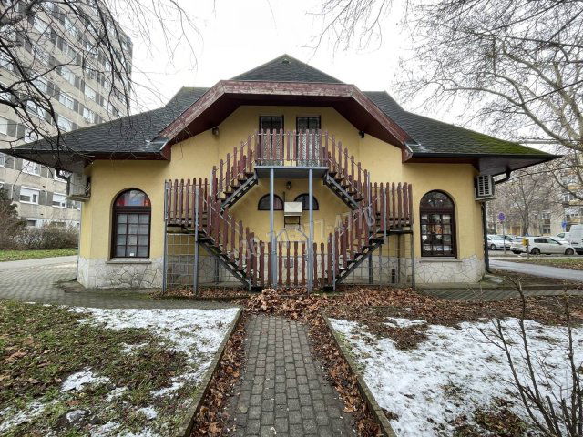 Eladó iroda, Oroszlányban 39.9 M Ft, 4 szobás