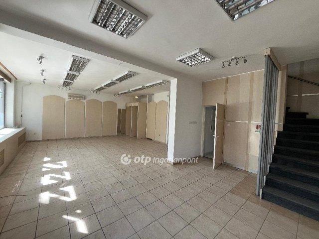 Eladó üzlethelyiség, Tatán 130 M Ft / költözzbe.hu