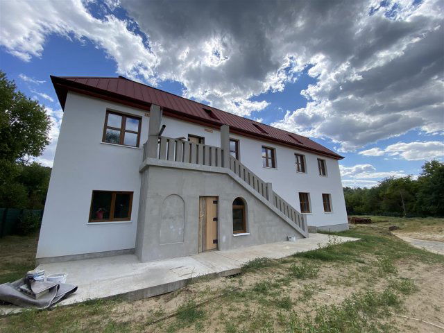 Eladó hotel, Gödöllőn 300 M Ft, 12 szobás