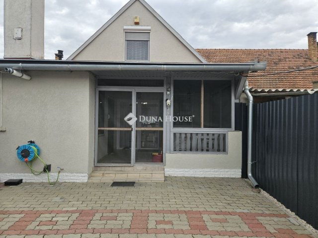 Eladó téglalakás, Mohácson 52.9 M Ft, 4 szobás