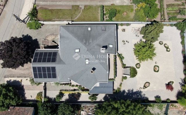 Eladó családi ház, Dabason 299 M Ft, 8 szobás