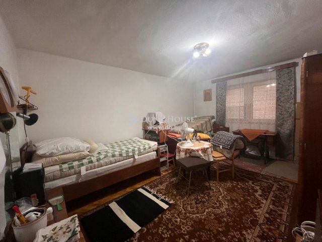 Eladó családi ház, Pécsett 70 M Ft, 6 szobás