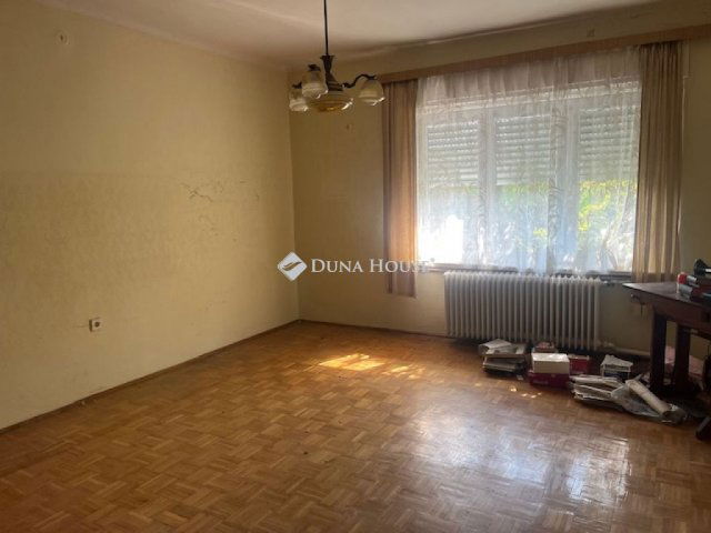 Eladó családi ház, Pécsett 42 M Ft, 4 szobás