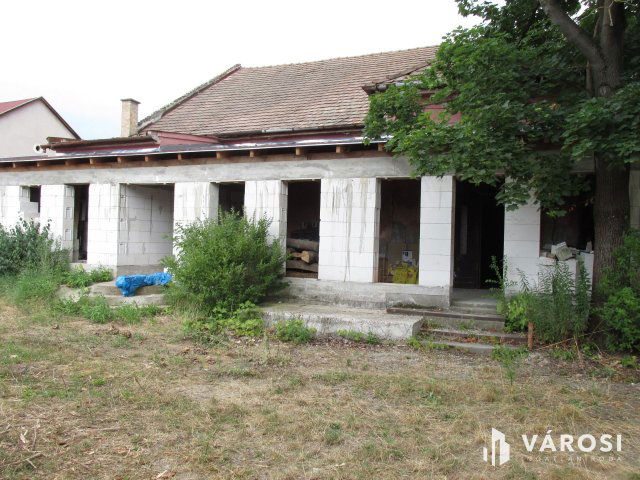 Eladó téglalakás, Balassagyarmaton 90 M Ft, 8 szobás