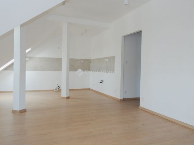 Eladó téglalakás, Balatonföldváron 54.9 M Ft, 2 szobás