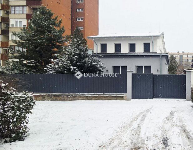 Eladó téglalakás, Vácon, Vám utcában 75 M Ft, 3 szobás