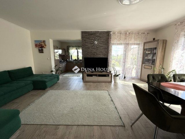 Eladó családi ház, Péterin 159 M Ft, 3 szobás