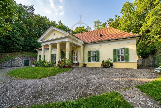 Eladó családi ház, Esztergomban 455.172 M Ft, 14 szobás