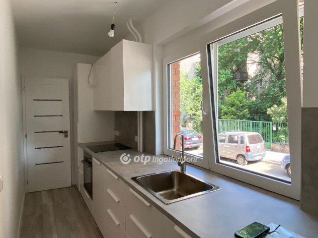 Eladó téglalakás, Budapesten, III. kerületben, Kolosy téren