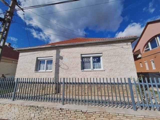 Eladó családi ház, Pécsett 86.9 M Ft, 3 szobás