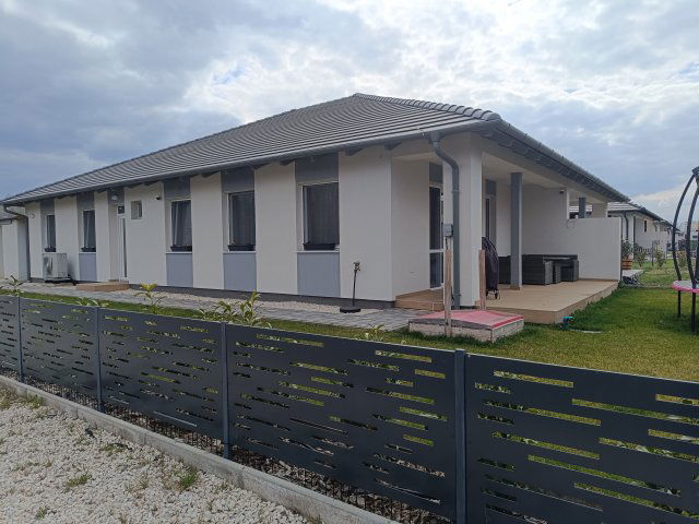 Eladó ikerház, Dunaharasztin 150 M Ft, 4 szobás