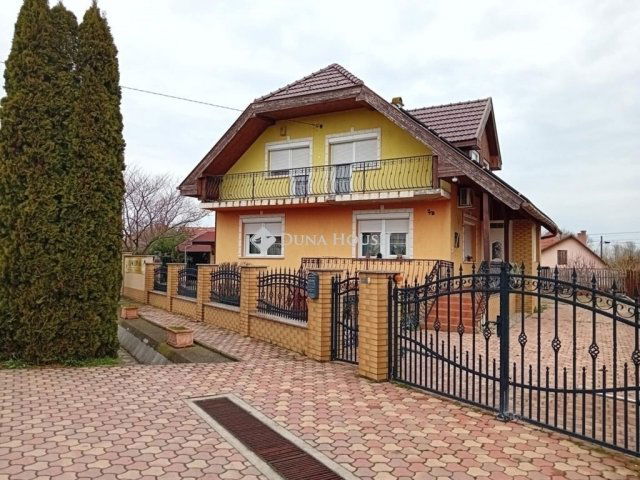Eladó családi ház, Tóalmáson 85.9 M Ft, 5 szobás