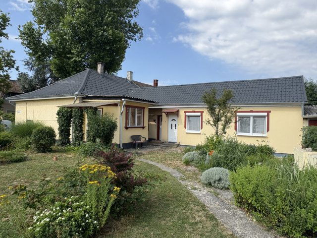 Eladó családi ház, Kaposváron 33.5 M Ft, 3 szobás