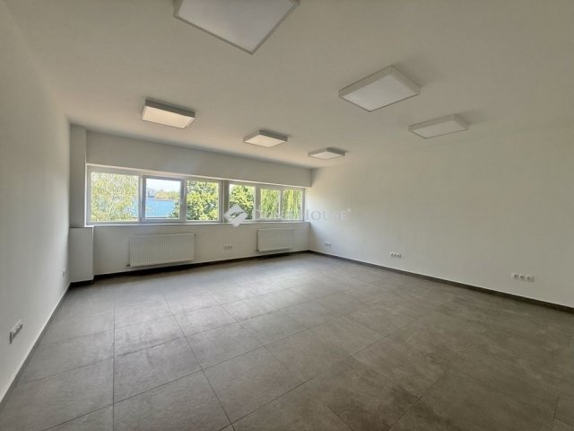 Kiadó ipari ingatlan, Pécsett 1590 E Ft / hó