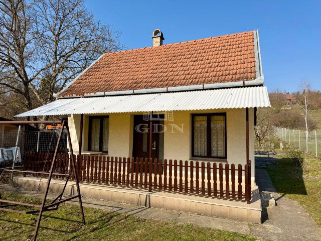 Eladó nyaraló, Vácon 25 M Ft, 2 szobás / költözzbe.hu