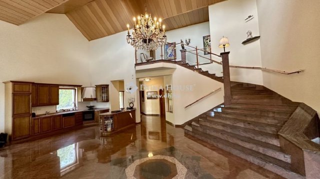 Eladó családi ház, Leányfaluban 577.5 M Ft, 6+1 szobás