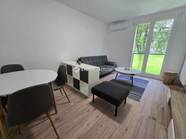 Kiadó panellakás, albérlet, Pécsett 210 E Ft / hó, 2 szobás