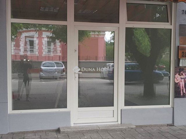 Kiadó üzlethelyiség, Mohácson 300 E Ft / hó
