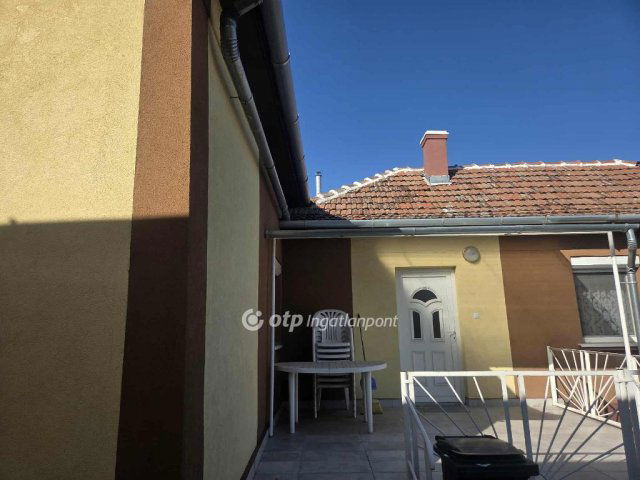 Eladó családi ház, Újszászon 37 M Ft, 3 szobás