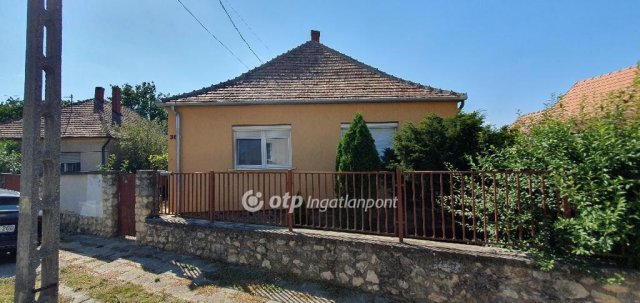 Eladó családi ház, Devecseren 32.9 M Ft, 3 szobás