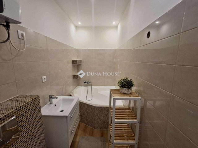 Eladó családi ház, Budapesten, XV. kerületben 58 M Ft, 2 szobás