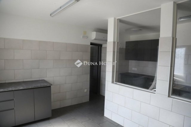 Eladó családi ház, Gödöllőn 150 M Ft, 8 szobás