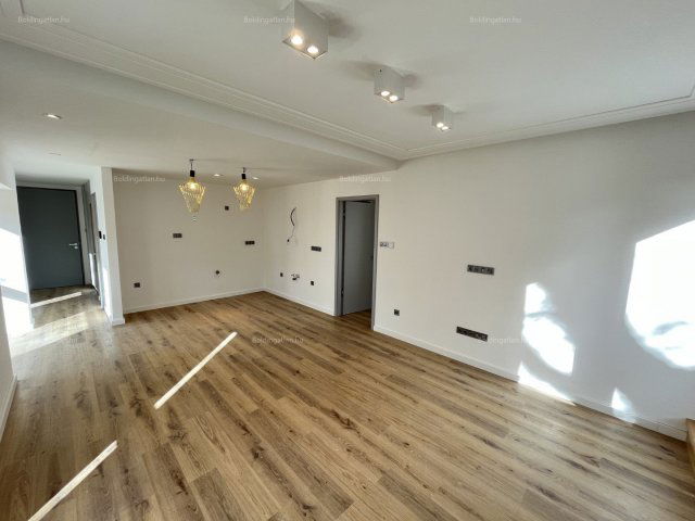 Eladó téglalakás, Siófokon 81 M Ft, 2 szobás