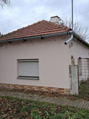 Eladó családi ház, Fegyverneken 7.7 M Ft, 2 szobás