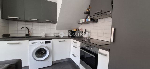 Eladó téglalakás, Pécsett 67.9 M Ft, 1+2 szobás