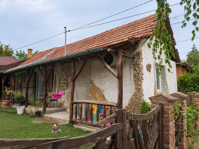 Eladó családi ház, Csomádon 64.9 M Ft, 3 szobás