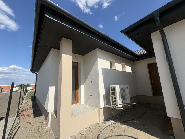 Eladó ikerház, Dunavarsányban 89.9 M Ft, 4 szobás