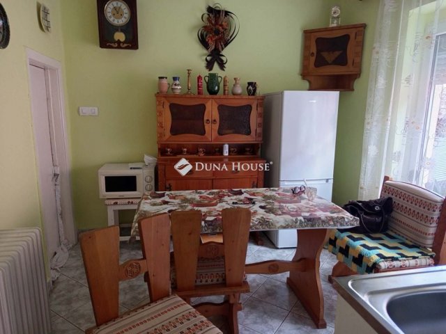 Eladó családi ház, Komlón 32 M Ft, 2 szobás