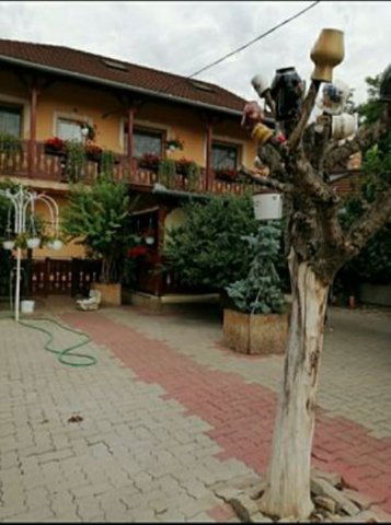 Eladó családi ház, Úrin 260 M Ft, 7 szobás