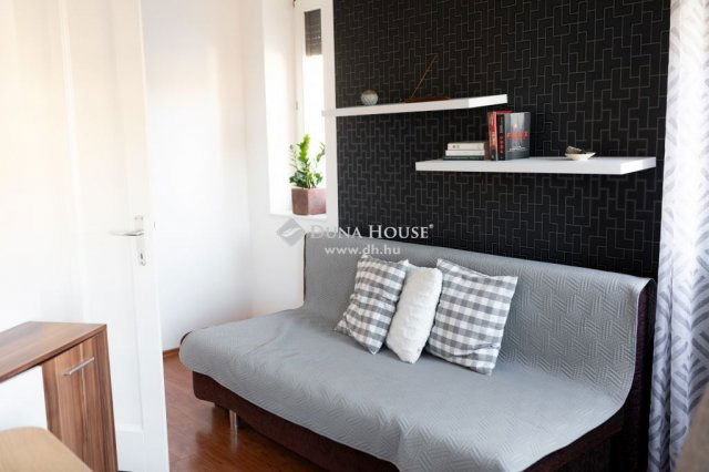 Eladó téglalakás, Mohácson 79.9 M Ft, 4 szobás