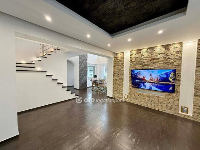 Eladó családi ház, Szigetcsépen 158.9 M Ft, 5 szobás