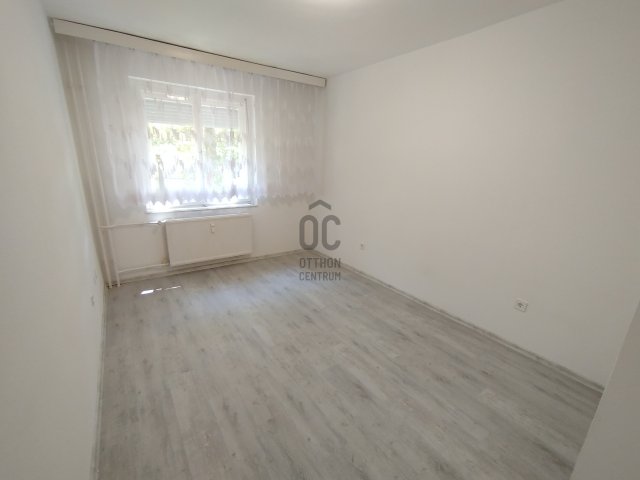 Eladó téglalakás, Szolnokon 26 M Ft, 3 szobás