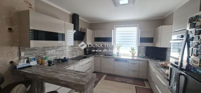 Eladó családi ház, Üllőn 324.9 M Ft, 6 szobás