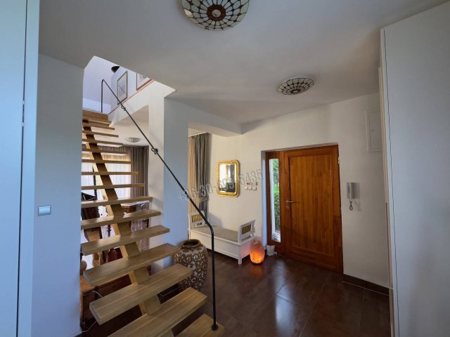 Eladó családi ház, Szentendrén 254.7 M Ft, 5 szobás