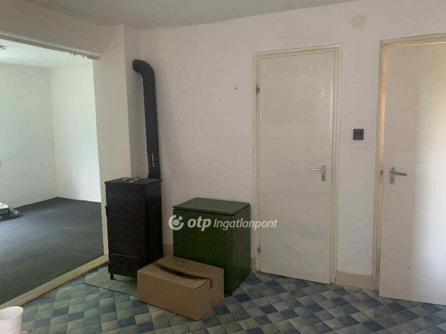 Eladó családi ház, Csemőn 16 M Ft, 2 szobás