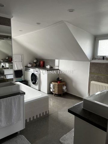 Eladó családi ház, Balatonalmádiban 250 M Ft, 5 szobás