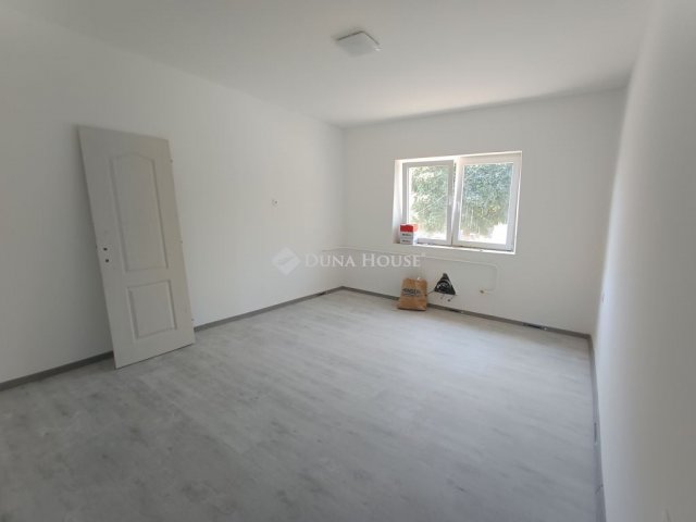 Eladó családi ház, Újszászon 29.9 M Ft, 4 szobás