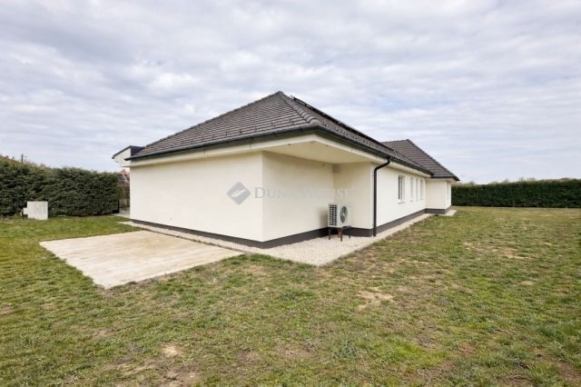 Eladó családi ház, Pécsett 235 M Ft, 5 szobás