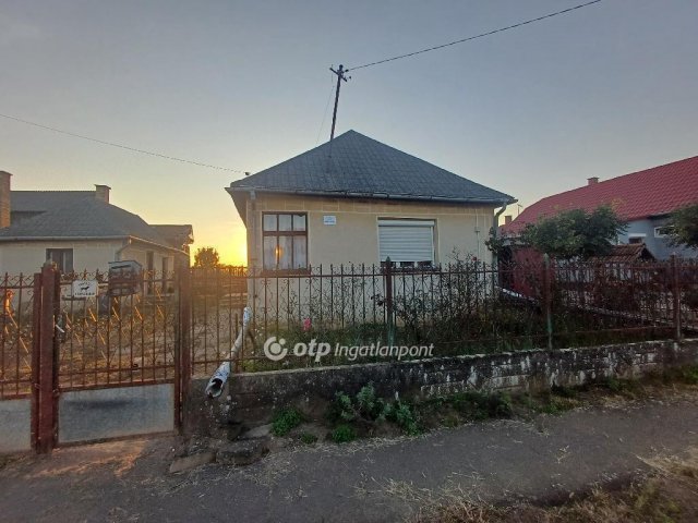 Eladó családi ház, Érpatakon 8 M Ft, 2 szobás