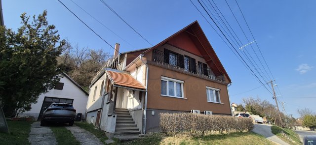 Eladó családi ház, Lábatlanon 71.9 M Ft, 5 szobás
