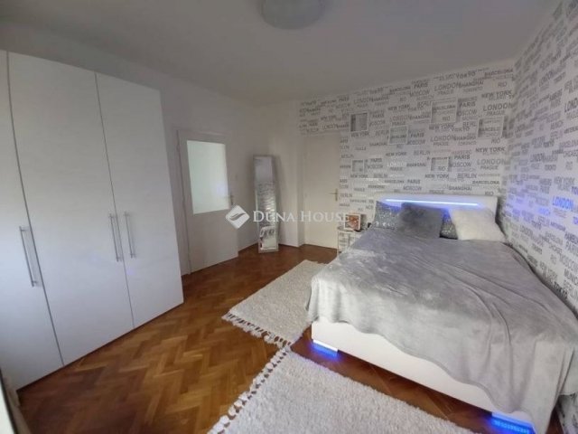 Eladó téglalakás, Pécsett 69 M Ft, 2 szobás